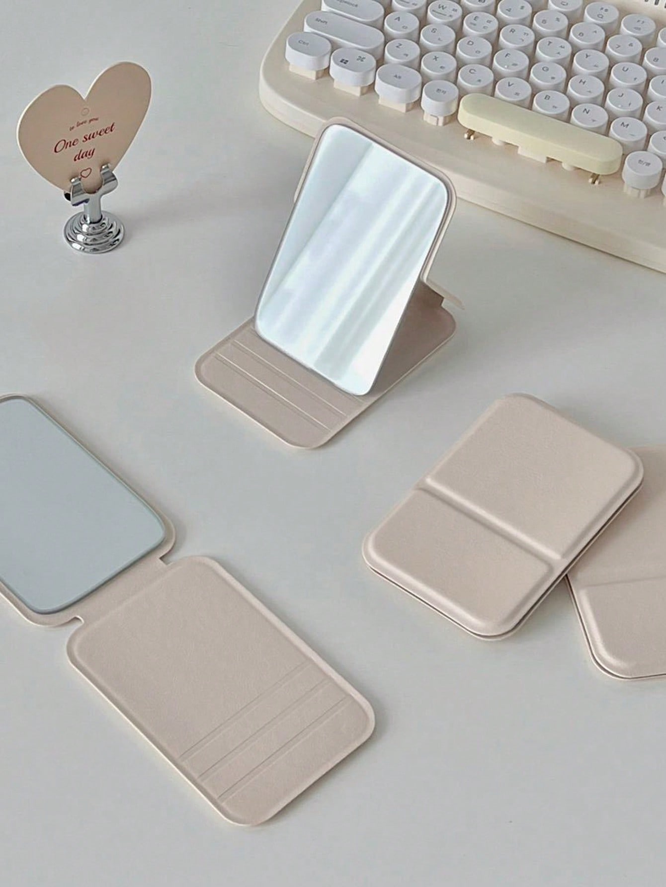 携帯用折りたたみミニメイクアップミラーセット 1/5個入り  - Makeup のレビューと価格